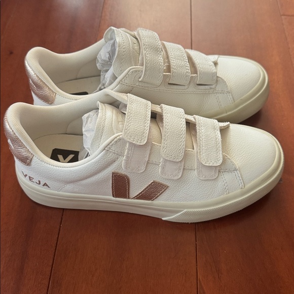Veja Recife Triple-Grip Bicolor Sneakers White Sneakers with Gold Details - Picture 2 of 5